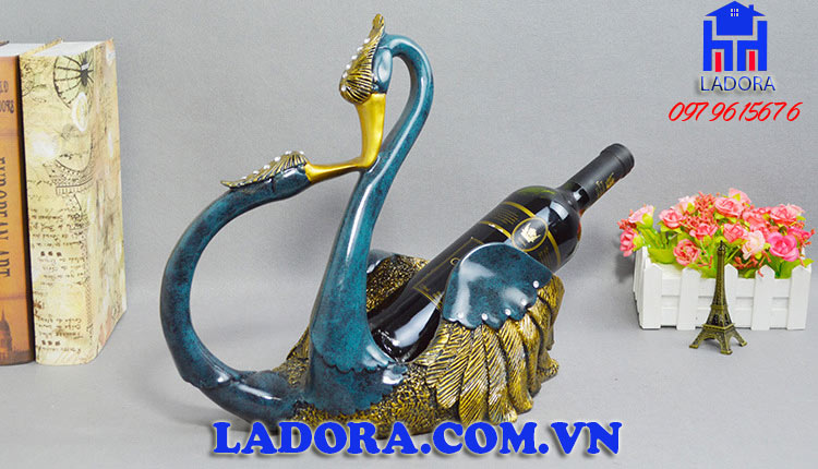 từng đường nét uốn cong mềm mại và mượt mà trên giá rượu chim thiên nga