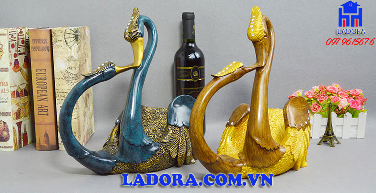 quà tặng ý nghĩa với giá rượu chim thiên nga tại ladora shop