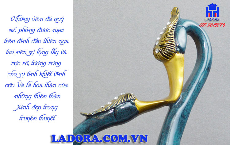 đỉnh đầu giá để rượu chim thiên nga được nạm những viên đá quý