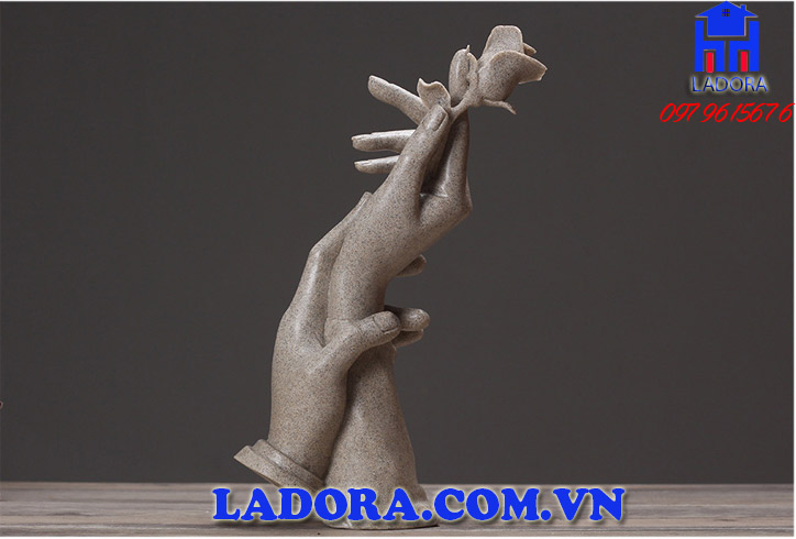 tượng nghệ thuật đôi tay và hoa hồng tại ladora shop 