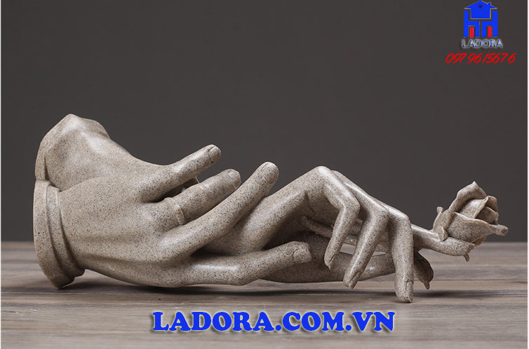 tượng decor trang trí đôi bàn tay thể hiện lên một tình yêu nồng nàn say đắm và chung thủy - ladora shop