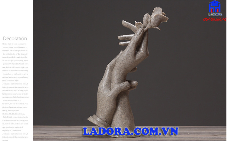 tượng nghệ thuật đôi tay và hoa hồng tại ladora shop