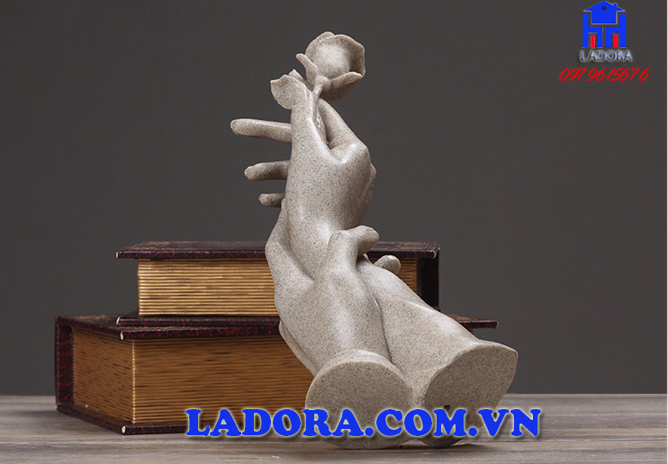 tượng decor trang trí đôi bàn tay thể hiện lên một tình yêu nồng nàn say đắm và chung thủy - ladora shop