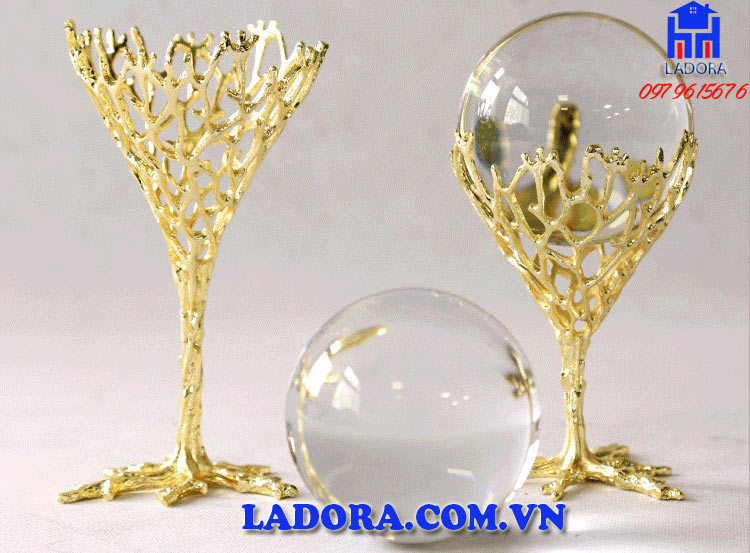 quả cầu pha lê với chân đế độc đáo tại ladora shop