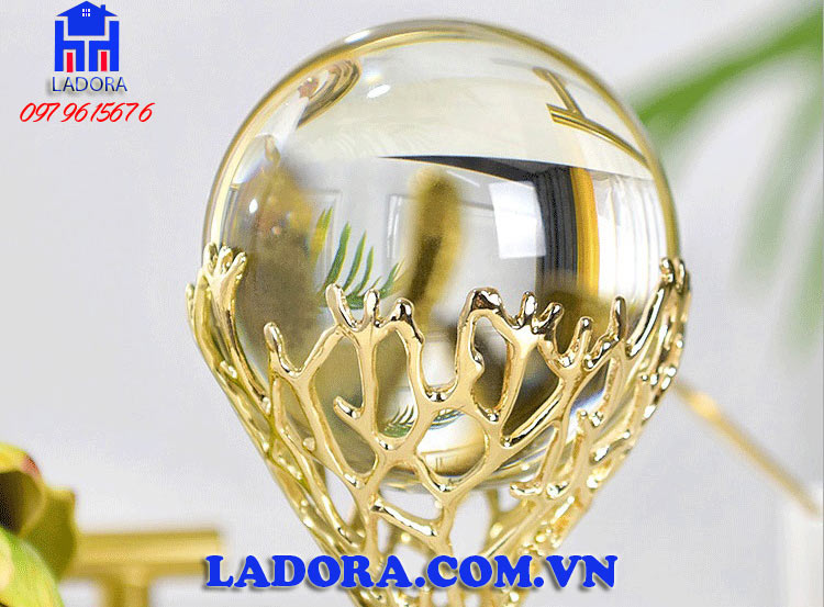 ý nghĩa của chất liệu pha lê trong quả cầu phong thủy
