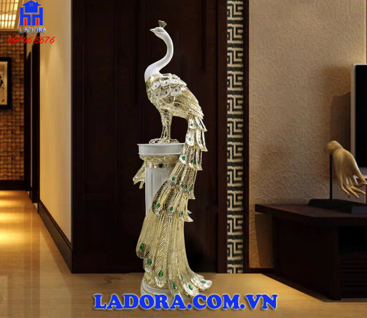 chim khổng tước biểu trưng cho sự giàu có, nhân từ và sẻ chia