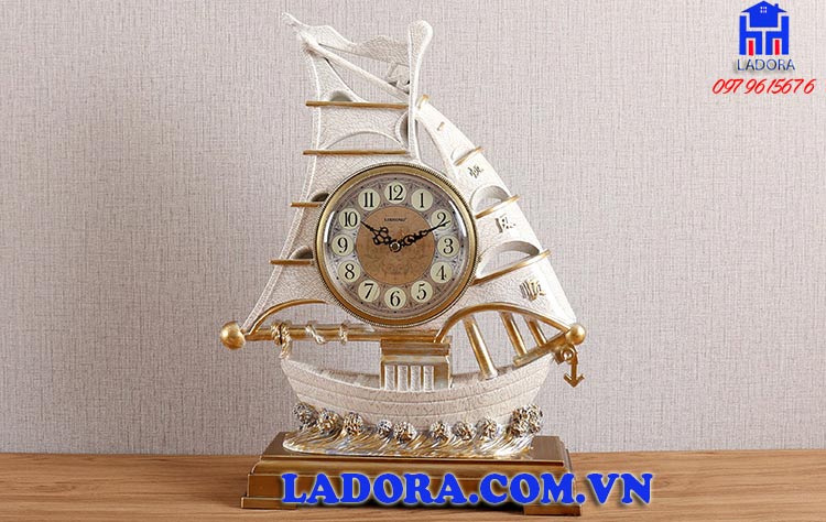 đồng hồ đặt bàn với hình ảnh con thuyền mang gửi gắm lời chúc bình an và may mắn