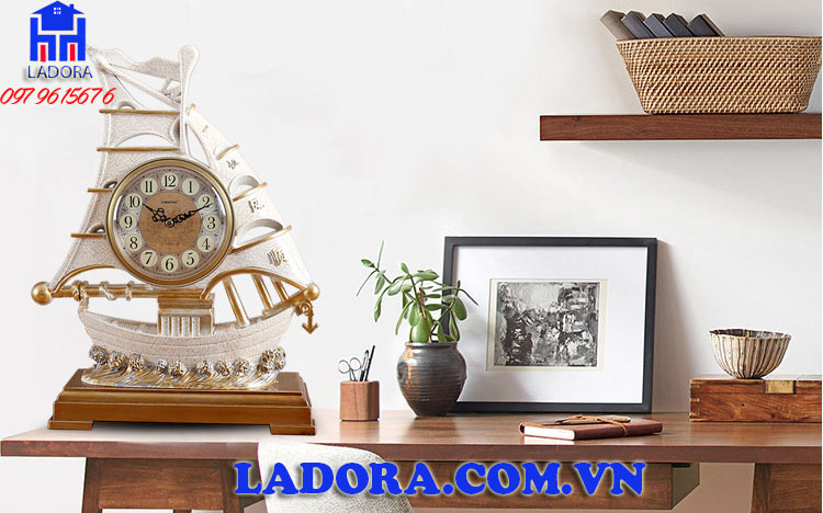 đặt biểu tượng đồng hồ thuyền buồm trong nhà sẽ đem lại hanh thông may mắn
