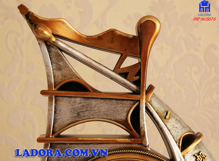 từng đường nét tinh xảo trên chiếc đồng hồ thuyền buồm