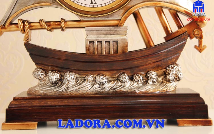 từng đường nét tinh xảo trên chiếc đồng hồ thuyền buồm