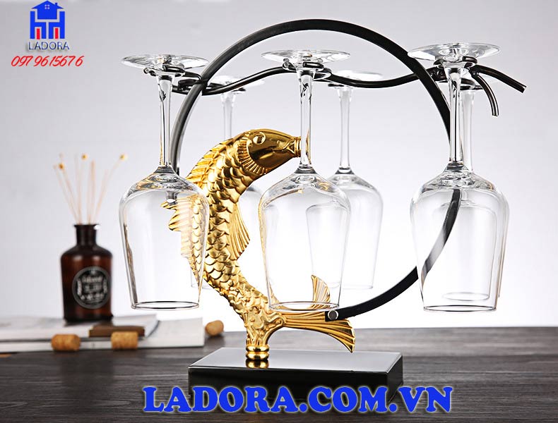 quà tặng giá treo ly rượu vang cá chép may mắn tại ladora shop