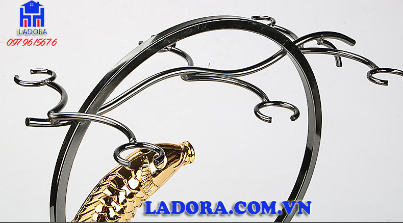 hình ảnh chi tiết trên chiếc giá treo ly tại ladora shop
