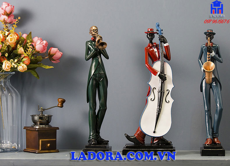 bộ tượng decor người chơi âm nhạc thể hiện sự độc đáo và thú vị, làm nổi bật không gian nhà