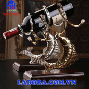 giá đựng rượu cá chép biểu trưng của may mắn