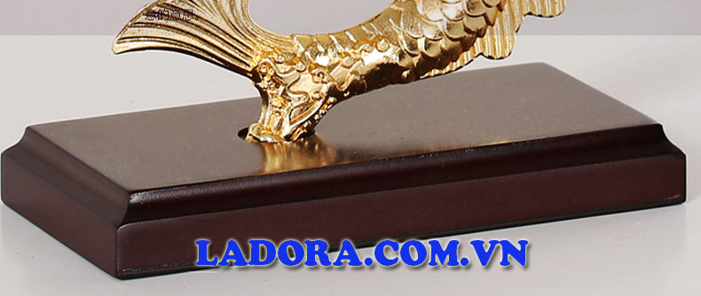 thiết kế chắc chắn và khéo léo của chiếc giá treo ly tại ladora