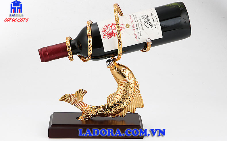 giá rượu vang để bàn cá chép may mắn tại ladora shop