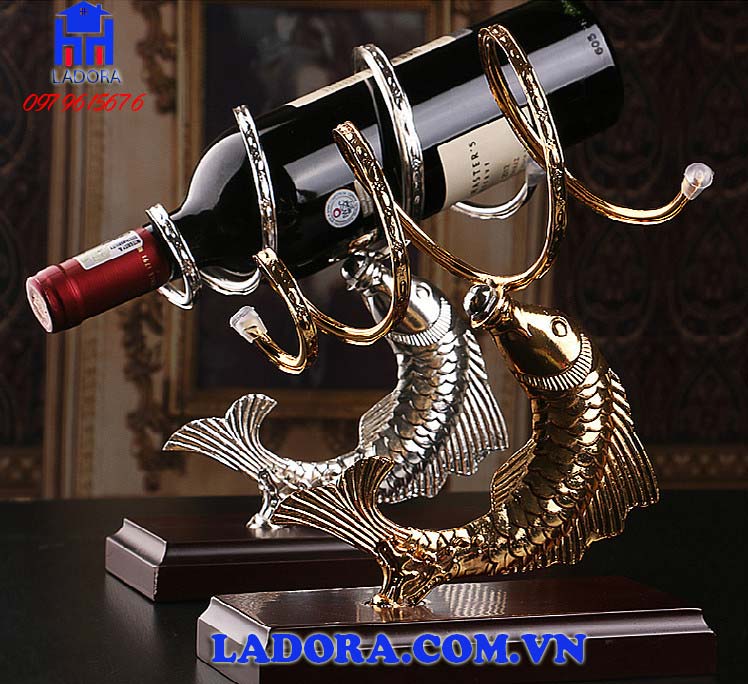 Quà tặng ý nghĩa với kệ rượu vang để bàn cá chép tại ladora shop