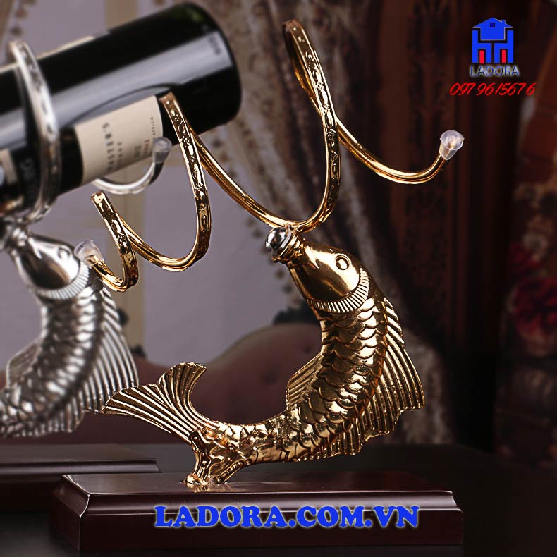 Câu chuyện kỳ thi tuyển chọn rồng thể hiện qua hình ảnh cá chép trên chiếc giá rượu vang