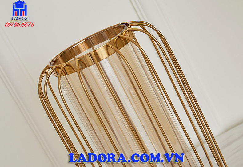 phong cách thiết kế thủy tinh kết hợp với hợp kim tạo nên một tác phẩm xuất sắc