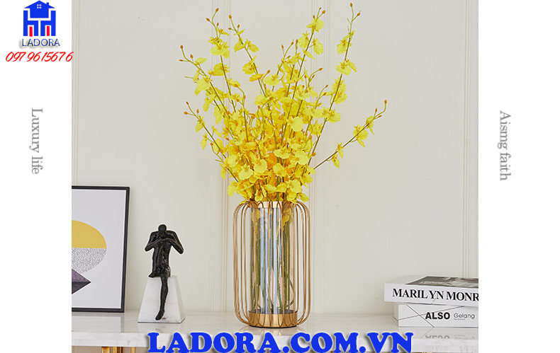 lọ cắm hoa đem lại không gian đầy màu sắc và thi vị