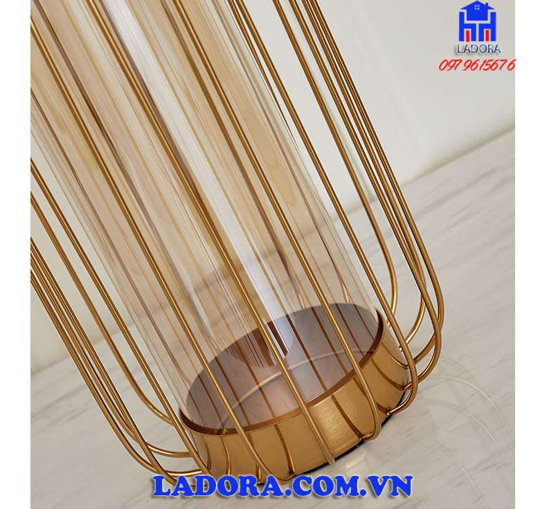 phong cách thiết kế thủy tinh kết hợp với hợp kim tạo nên một tác phẩm xuất sắc