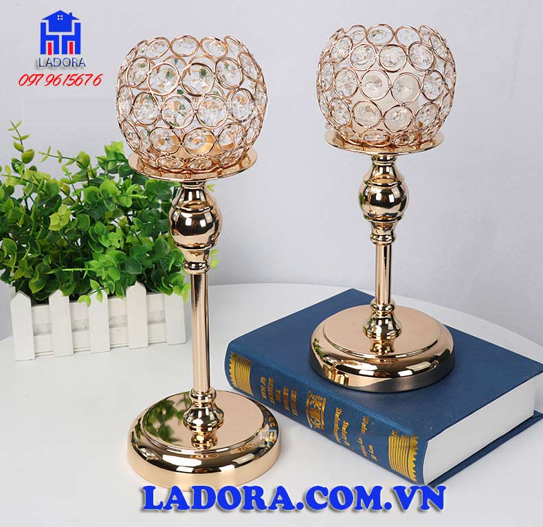 bộ chân nến xinh đẹp và lung linh khi được thắp sáng