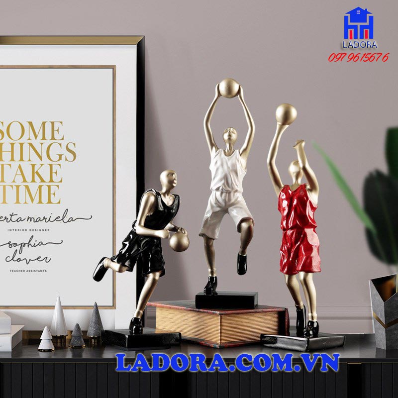 tượng decor trang trí người chơi bóng rổ với màu sắc đẹp mắt