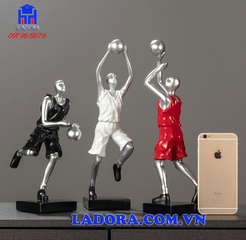 tượng decor nhà chơi bóng rổ được làm từ chất liệu nhựa thông tự nhiên