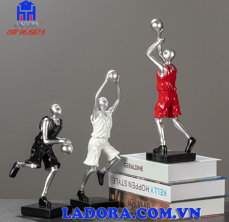 hãy đặt bộ tượng decor trang trí cầu thủ bóng rổ lên kệ tủ phòng khách hay văn phòng làm việc