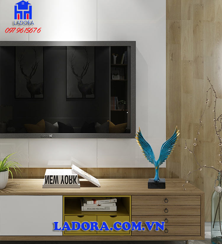 decor trang trí tượng chim đại bàng trên bàn làm việc có ý nghĩa của sự mạnh mẽ, đạp bằng mọi khó khăn, thử thách để vươn lên chiến thắng