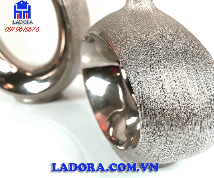 sự tinh xảo trên bề mặt cặp bình gốm tại ladora