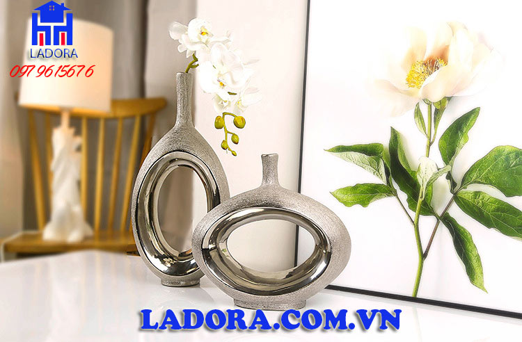 cặp lọ hoa được tạo hình và thiết kế tỷ mỉ bởi bàn tay của người nghệ nhân