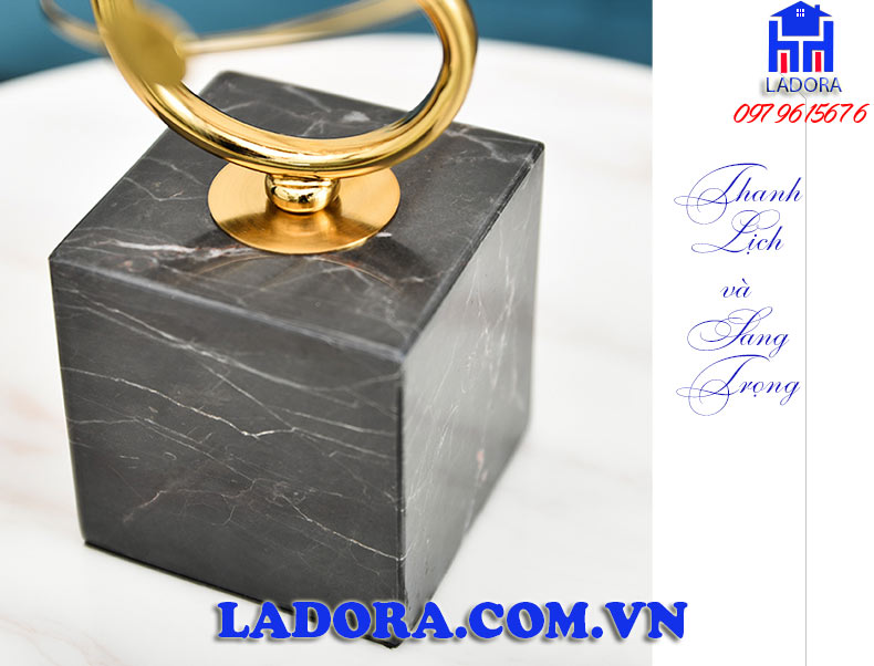 chi tiết thanh lịch và sang trọng trên tượng nốt nhạc trang trí nội thất tại ladora
