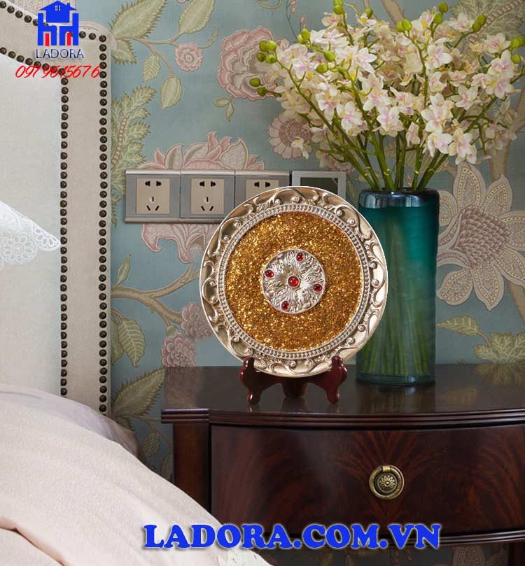 decor chiếc đĩa với hoa văn sang trọng và đẹp mắt