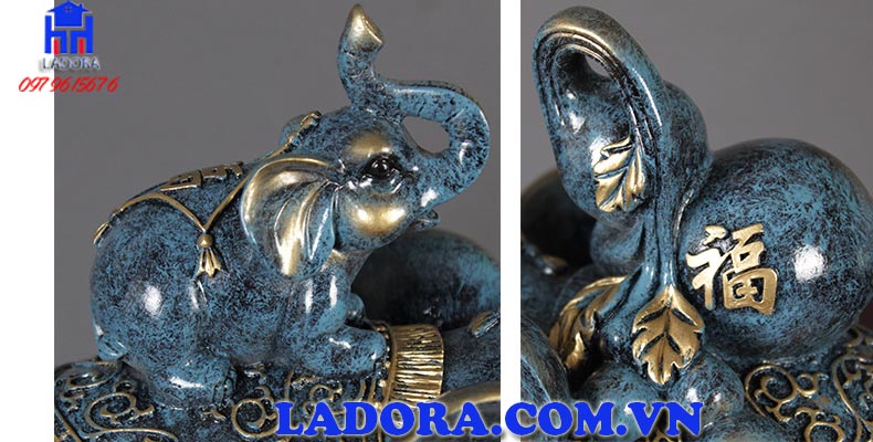 hình tượng gia đình con tại ladora voi rất sống động, dễ thương và hiền hòa