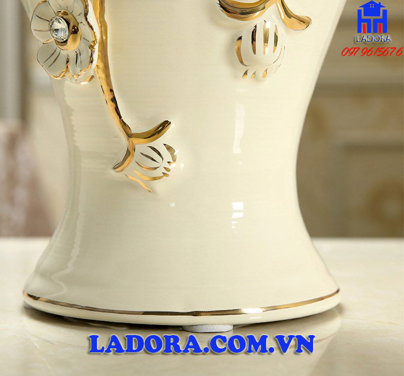 phần chân bình hoa rất tinh tế