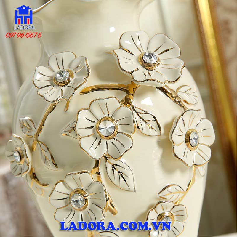 lọ hoa gốm sứ với những bông hoa được đắp nổi tinh tế