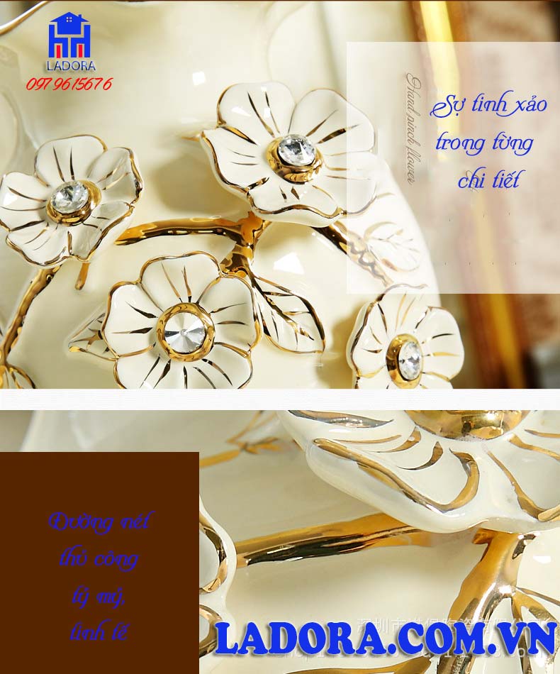 những bông hoa đắp nổi tinh tế và sang trọng trên lọ hoa gốm sứ