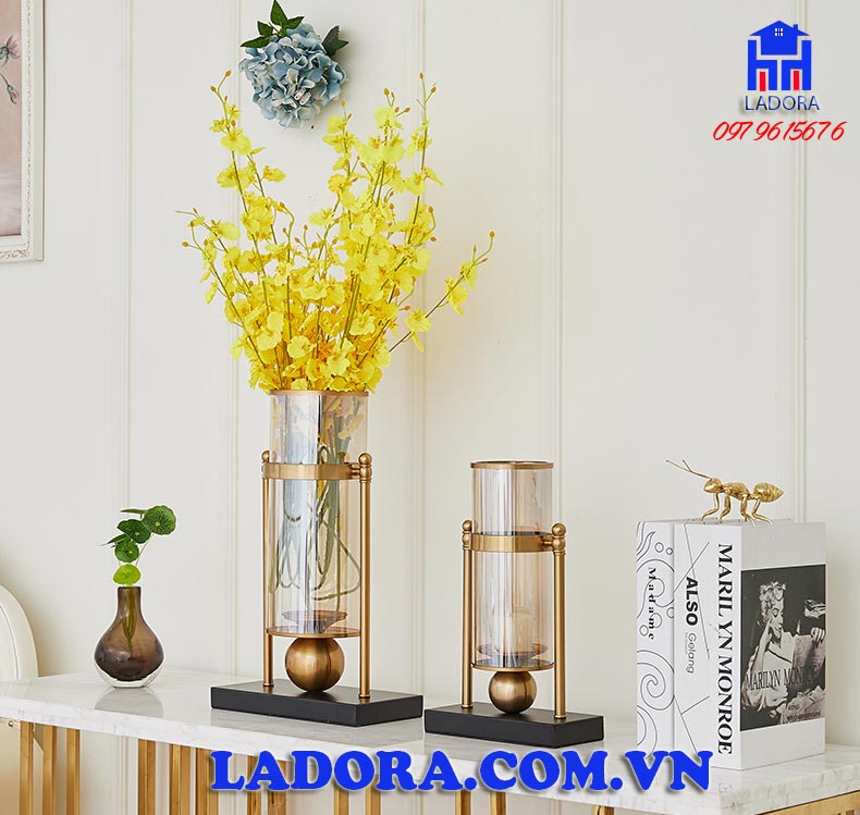 mời bạn cùng ladora ngắm nhìn bộ lọ hoa thủy tinh xinh đẹp