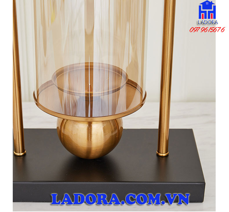 đế lọ hoa có điểm nhấn là viên hợp kim trong xinh xẮN