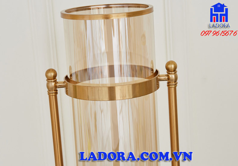 lọ hoa có điểm nhấn là các thanh hợp kim tinh tế