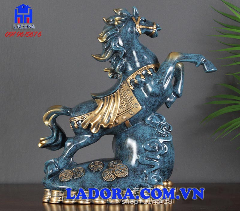 bày trí tượng ngựa tài lộc quay đầu vào phía trong phòng