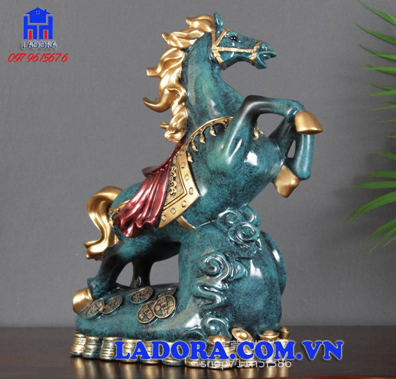 Tượng ngựa CV048 tại shop đồ trang trí nội thất Ladora được làm từ đá đúc cao cấp