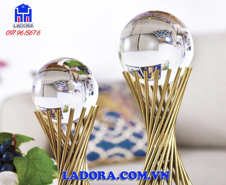 quả cầu phản ánh một cuộc sống hoàn hảo và tròn trịa