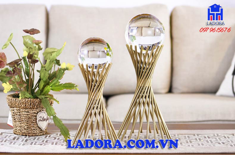 quả cầu thủy tinh trong phong thủy cầu thang