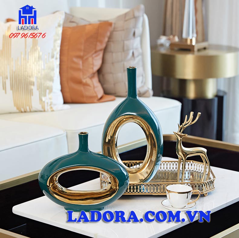 cặp lọ hoa với ô tròn ở giữa và viền vàng xung quanh là điểm nhấn hết sức sang trọng