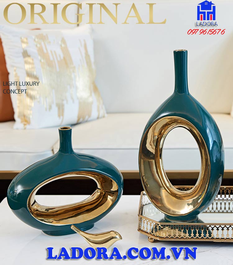 cặp lọ hoa với ô tròn ở giữa là điểm nhấn cho decor trang trí phòng