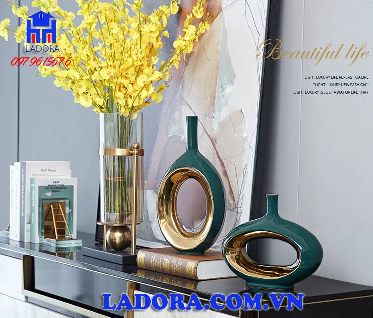 cặp lọ hoa có thể trang trí trong phòng ngủ