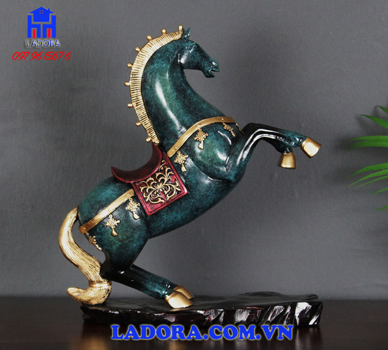 tượng ngựa phong thủy ý nghĩa tại ladora shop