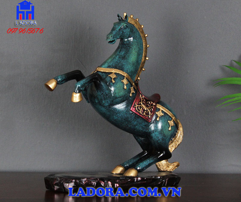Tượng Ngựa cũng là tượng trưng cho sức mạnh, sự trung thành tận tụy, táo bạo và sức sống mãnh liệt.